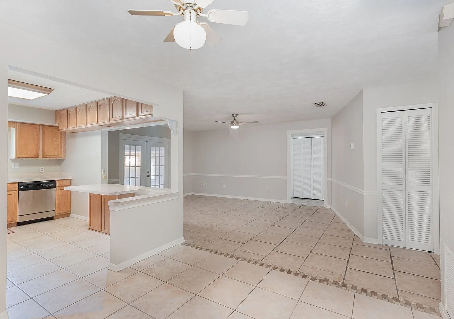 2620 Redwood Ave — Photo 2