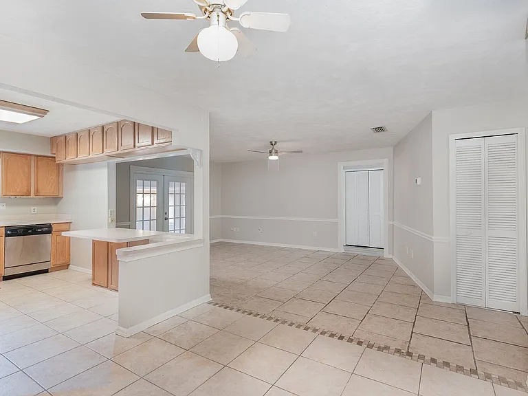 2620 Redwood Ave — Photo 2