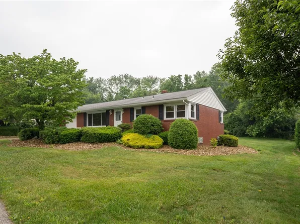 27 Driving St, Latrobe, PA 15650