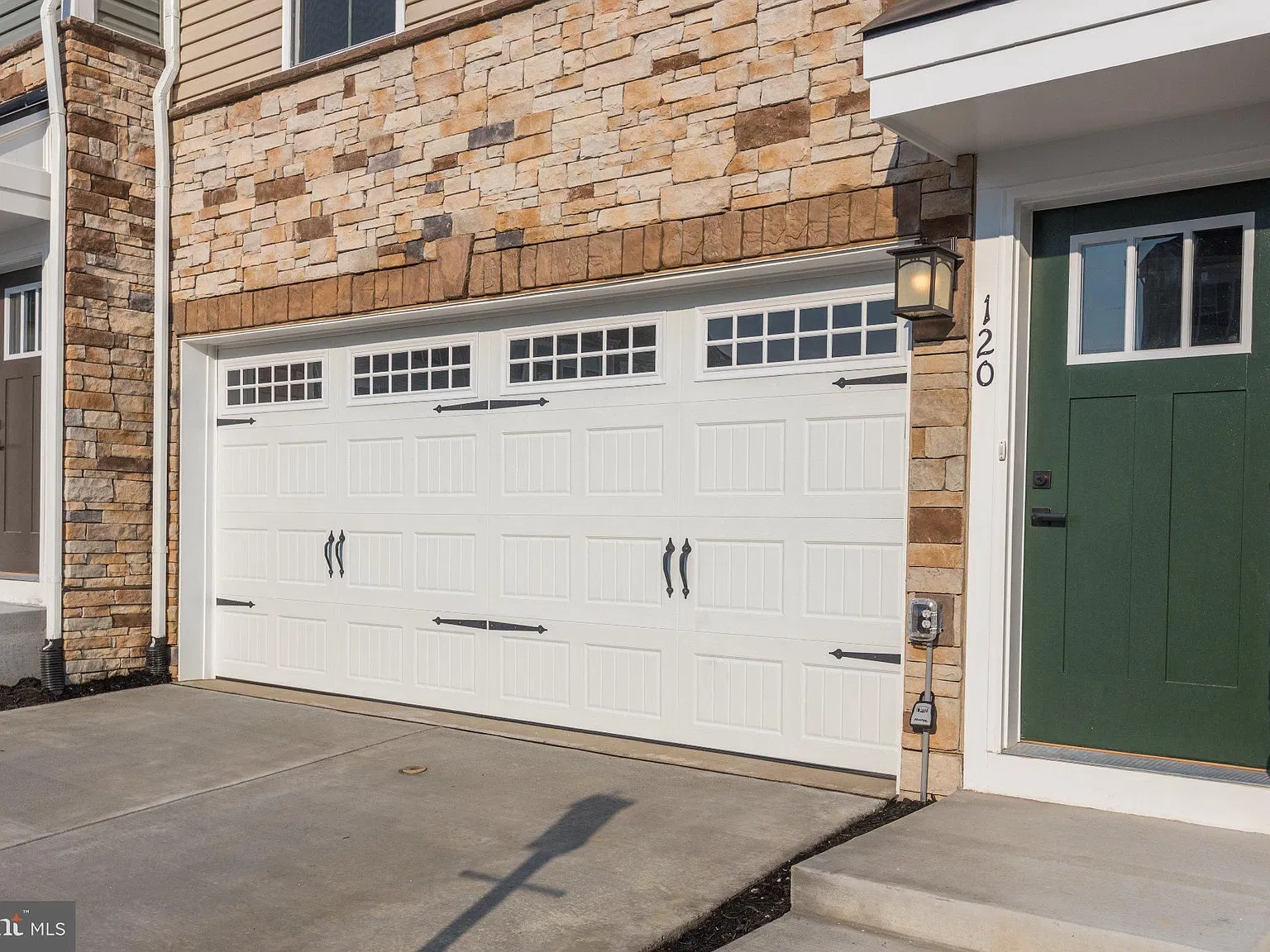 3 bed, 2.5 bath, 1848 sqft, $2,400 — Photo 3