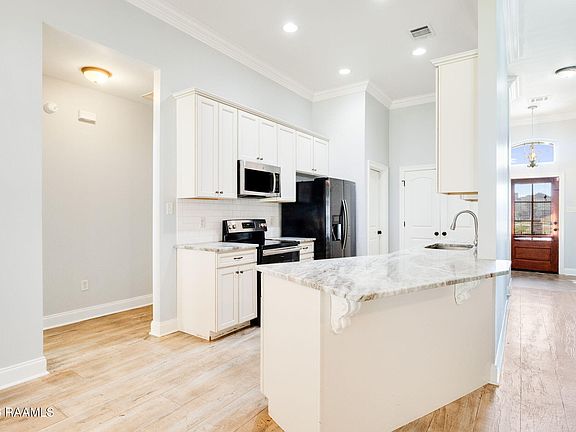 3rd image of 413 Flanders Ridge Dr