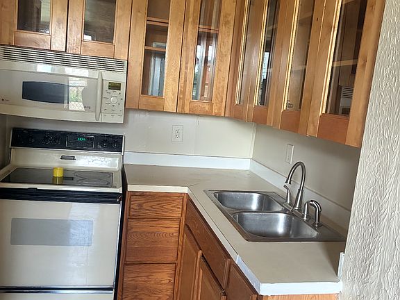 3rd image of 110 E 4th St #110