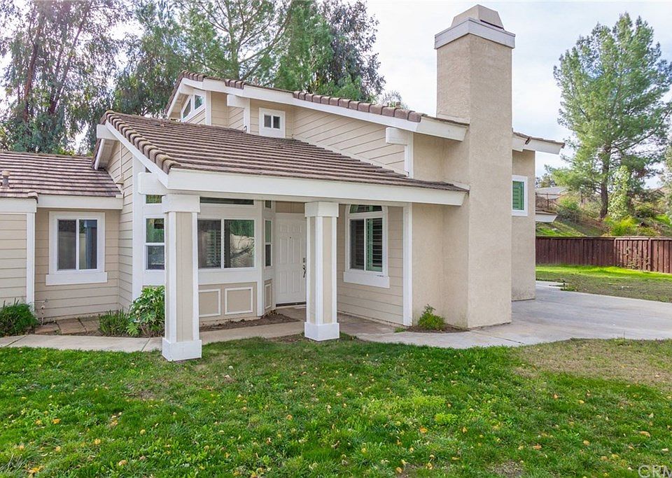 1st image of 41603 Avenida De La Reina