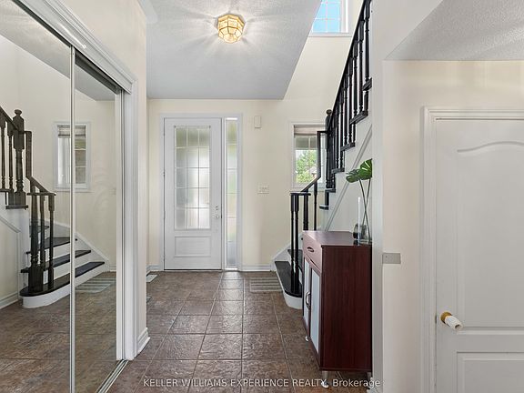 5th image of 110 Collier Cres