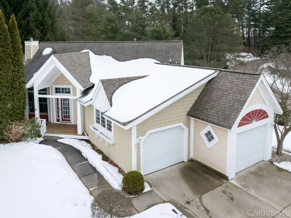 974 Wildflower Ct, Holland, MI 49424