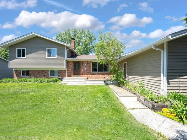 1844 Harwood Dr, Oxford, MI 48371