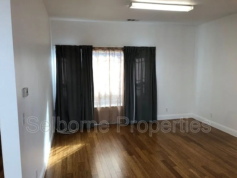3 bed, 1.0 bath, 726 sqft, $2,495 — Photo 3