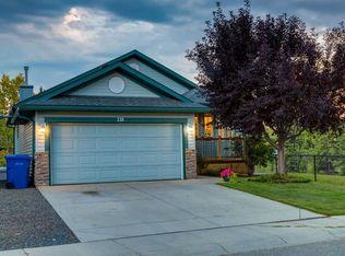 138 W Creek Bay, Chestermere, AB T1X 1K7