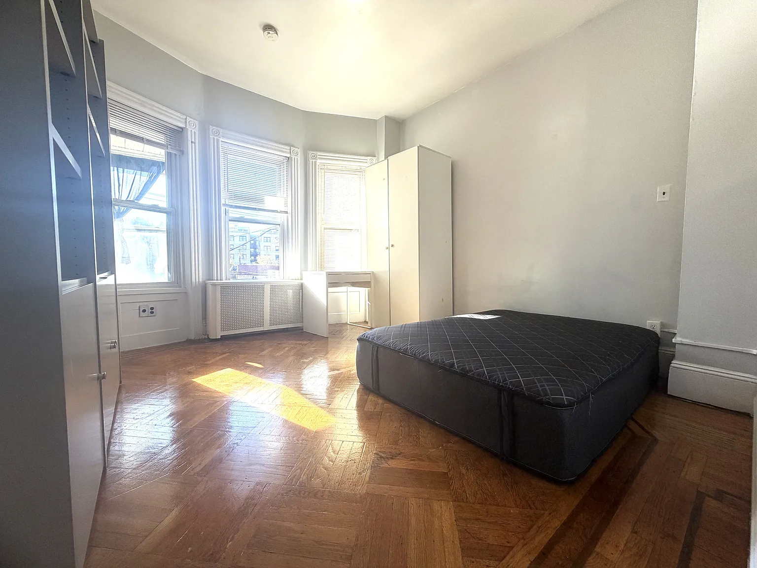 4 bed, 1000 sqft, $890 — Photo 1