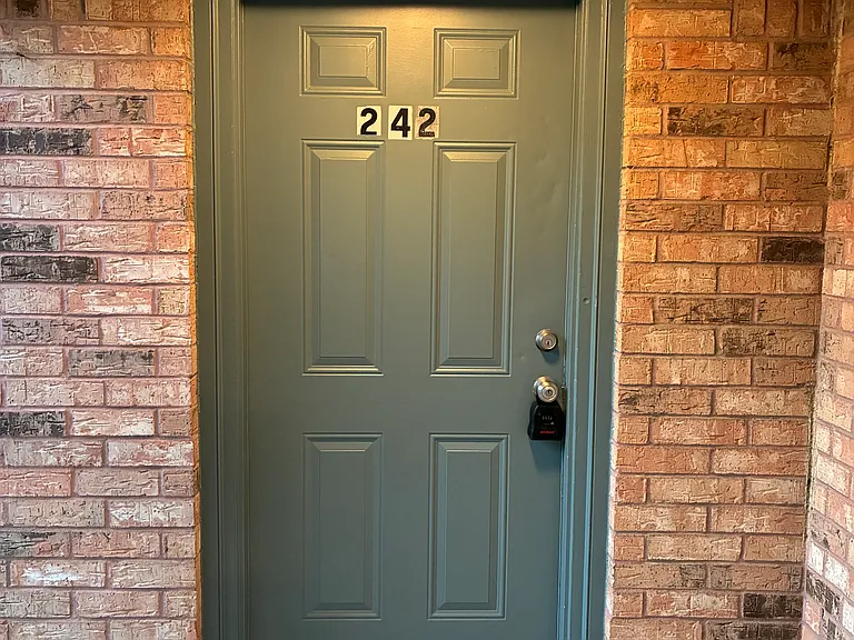 240 Turner Ln #242 — Photo 2