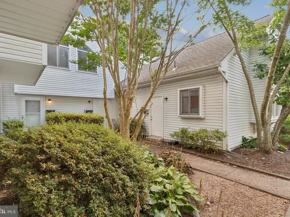 813 Locust St #2, Herndon, VA 20170