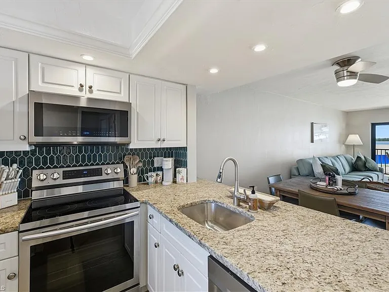 8350 Estero Blvd — Photo 8