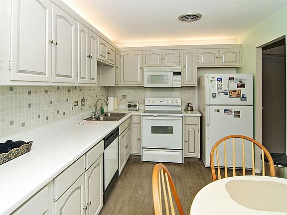 4th image of 221 N Kenilworth Ave APT 211