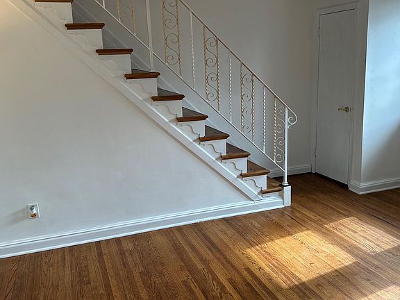5th image of 3851 Anne St