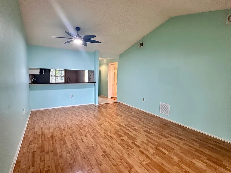 300 Plymouth St — Photo 5