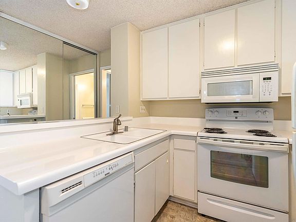3rd image of 1885 Diamond St #224