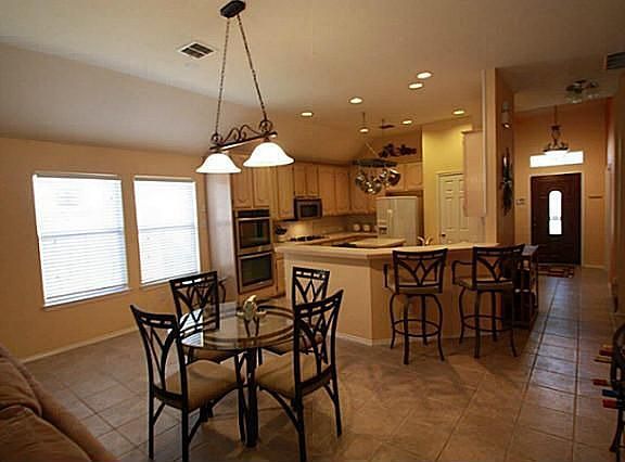 4th image of 427 Patricia Ln