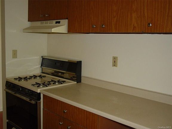 3rd image of 52 Willow Ave
