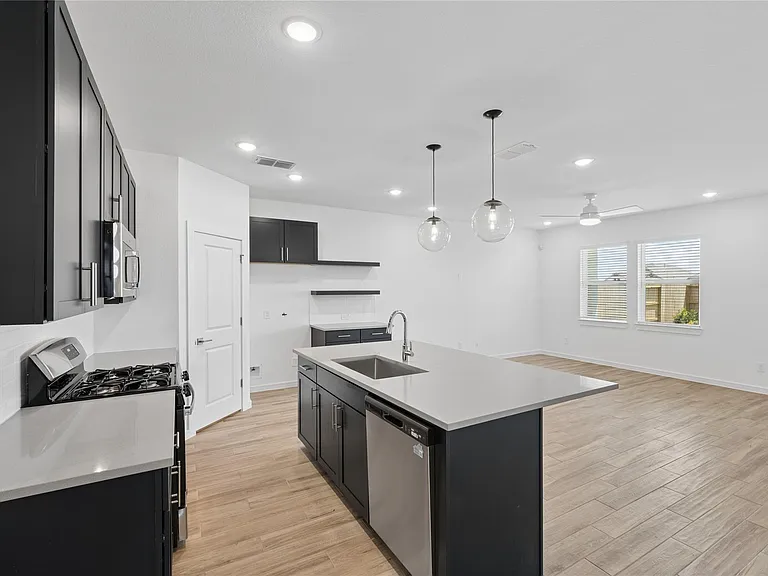 556 Day Station Dr — Photo 10