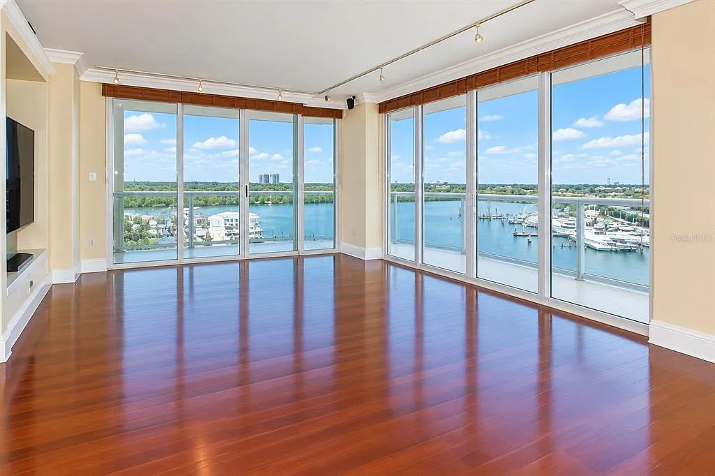 3 bed, 3.0 bath, 2340 sqft, $7,000 — Photo 2