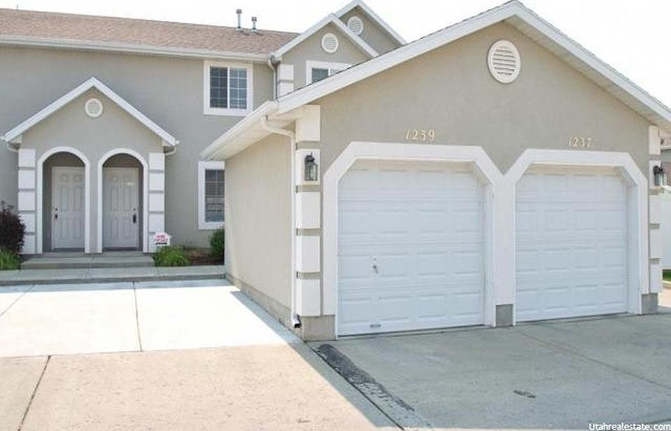 SINGLE GARAGE W/OPENER AND PARKING IN FRONT OF TOWNHOME