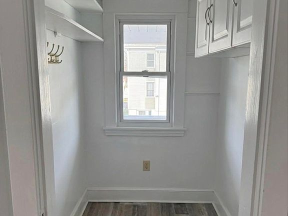 4th image of 77 Quaker Ln S #79