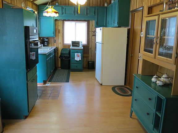 kitchen w/ laminate flooring
