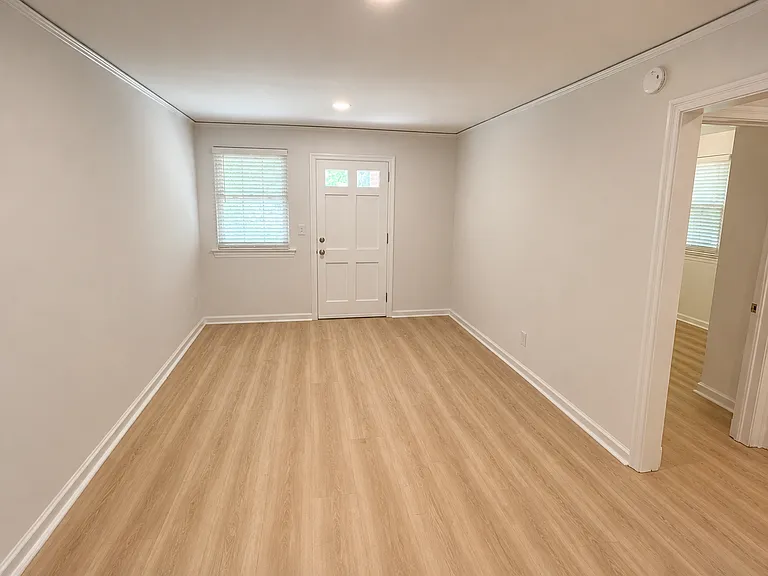 2906 Lincoln St — Photo 3