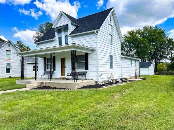 1302 High St, Pleasanton, KS 66075