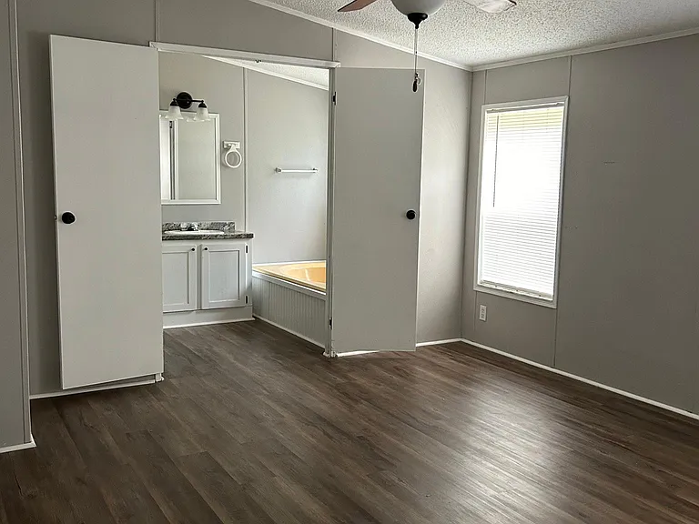 118 SW Merrimack Pl — Photo 5