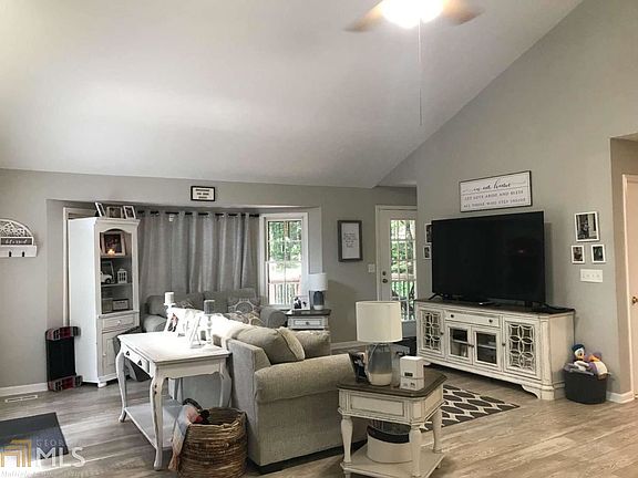 3rd image of 312 Woodland Way