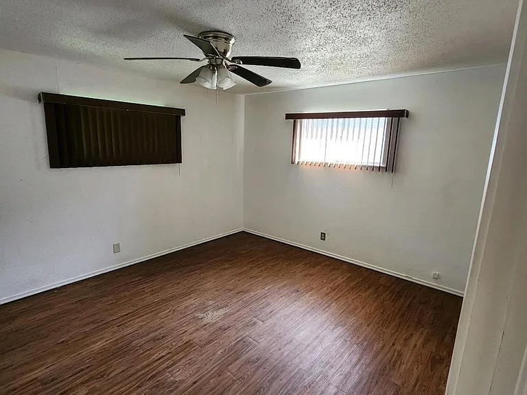 208 Southview Dr — Photo 4