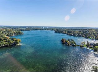 3840 Iris Dr, Waterford, MI 48329