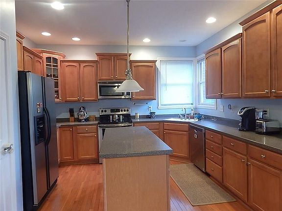3rd image of 402 Fountain Dr
