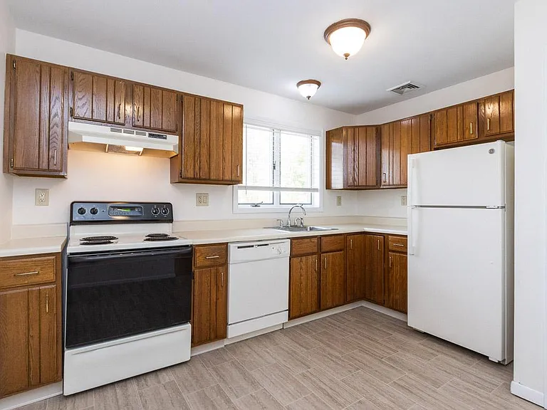 Bedford Lake Apartments — Photo 6