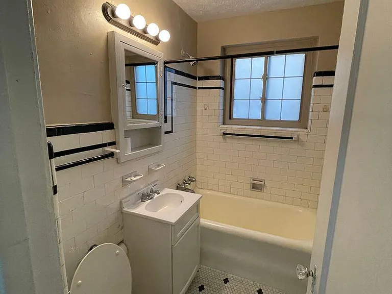 Llanhurst Apartments — Photo 9