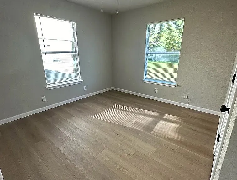 1142 Magnolia St — Photo 4