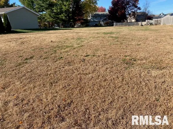 2105 Alameda Dr, Pekin, IL 61554