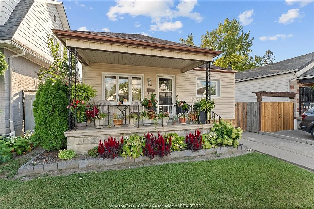 4 bed, $2,500 — Photo 2