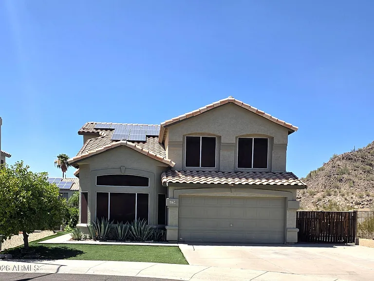 1734 E Pontiac Dr — Photo 3
