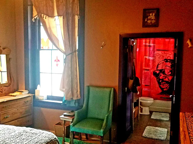Bedroom w/master bath.