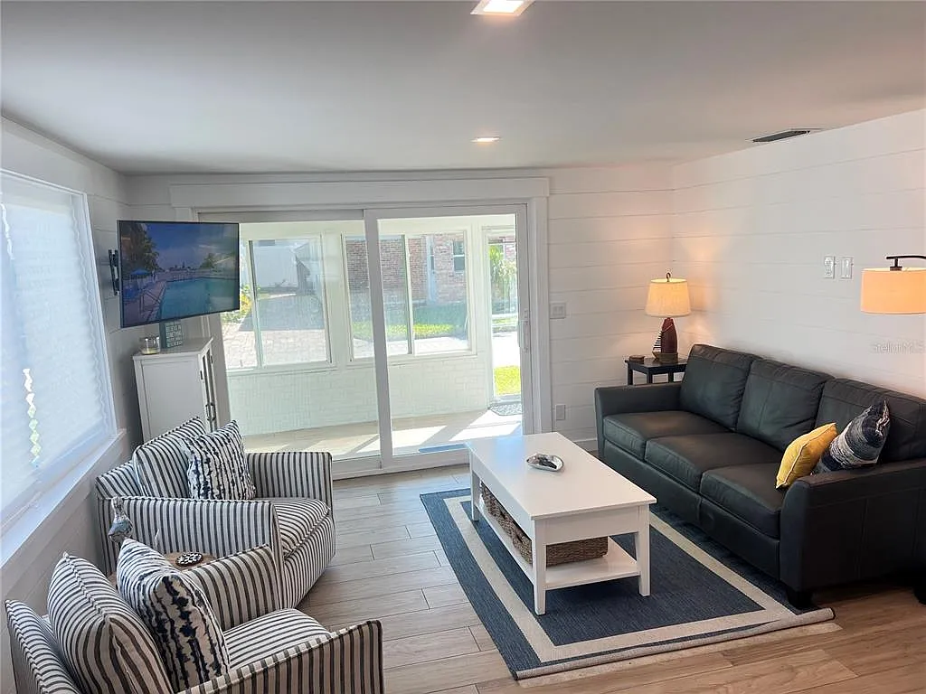 2 bed, 1.5 bath, 780 sqft, $8,370 — Photo 3