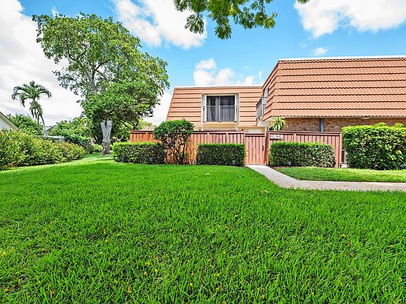 2nd image of 2874 Waterford Drive S