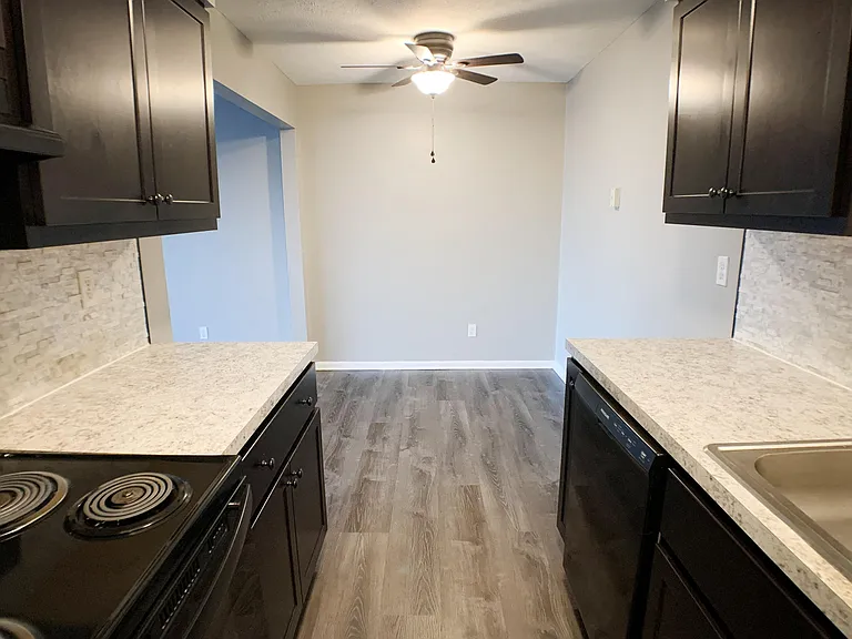 Crown Pointe Apartments — Photo 30