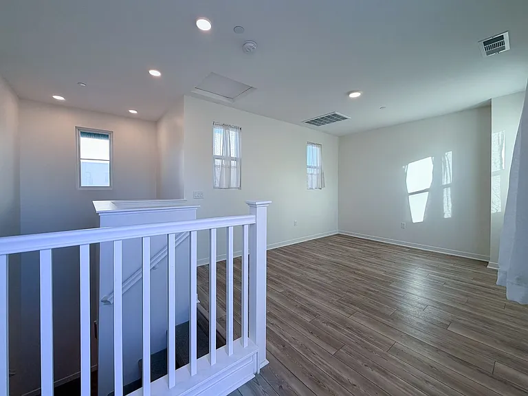 1568 E Thompson Blvd — Photo 37