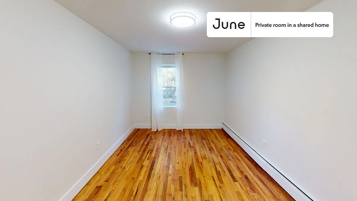 Queen bedroom in 3 bed/1 bath home in Bedford-Stuyvesant #1793 B — Photo 2