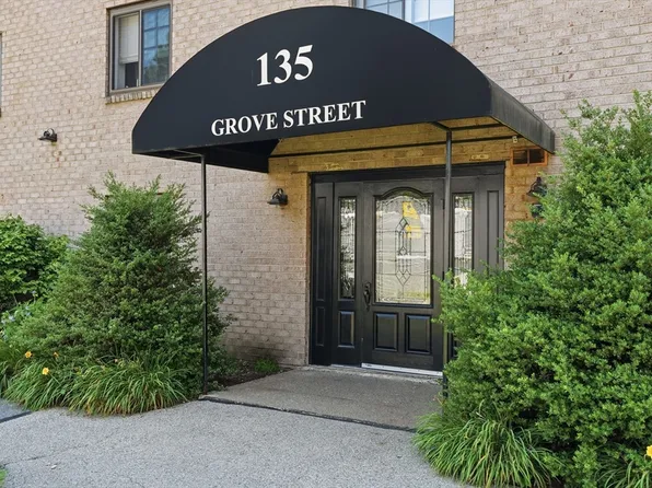 135 Grove St APT 131, Rockland, MA 02370