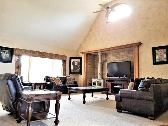 3rd image of 10125 Idlewild Ln
