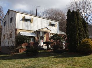 4 W Brook Dr, Cortlandt Manor, NY 10567