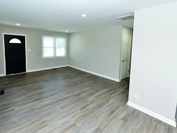 5th image of 705 Warfield Dr